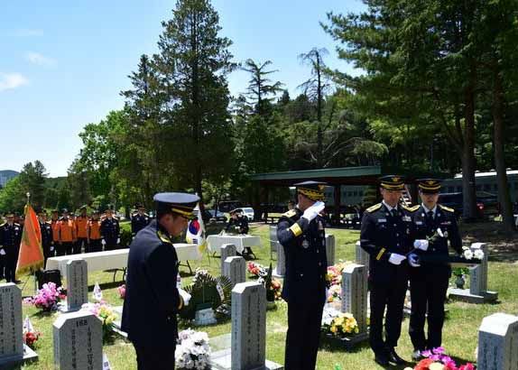 순직 소방관 현충원 참배 모습.뉴시스