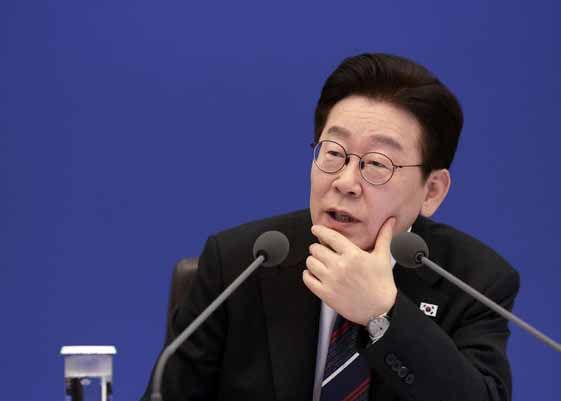 이재명 대통령이 24일 청와대에서 열린 국무회의에서 발언하고 있다. 뉴시스