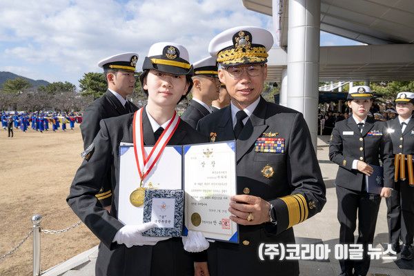 &nbsp;강정호 해군교육사령관이 우등상을 수상한 정창해·박라희 하사에게 국방부장관상을 수여하고 기념사진을 촬영하고 &nbsp;있다.&nbsp;&nbsp; &nbsp;(사진=중사(진) 홍성민)