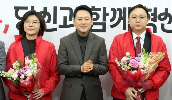 장동혁 국민의힘 대표가 25일 오전 서울 여의도 국회에서 열린 인재영입위원회 영입인재 환영식에서 손정화(왼쪽) 회계사, 정진우 원전엔지니어와 기념촬영을 하고 있다. 뉴시스