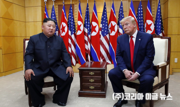 도널드 트럼프 미국 대통령과 김정은 북한 국무위원장이 2019년 6월 30일 판문점 자유의 집에서 북미 정상회담을 하고 있다. 뉴시스