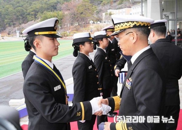 해군사관학교 제 80기 박종원 사관생도가 해군참모총장 직무대리(중장 곽광섭)로 부터 대통령상을 수여 받고 있다.(사진=김지율 보도국장기자)