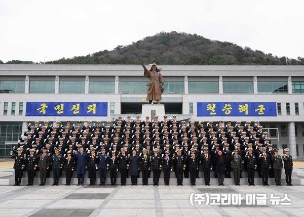 해군사관학교 제80기 졸업생 기념촬영(사진=김지율 보도국장기자)