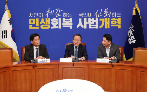 김이수(가운데) 더불어민주당 중앙당 공천관리위원장이 27일 오전 서울 여의도 국회에서 공천 심사 결과 1차발표를 하고 있다. 더불어민주당은 우상호 전 청와대 정무수석을 오는 지방선거에서 강원특별자치도 도지사 후보에 단수공천한다. 뉴시스