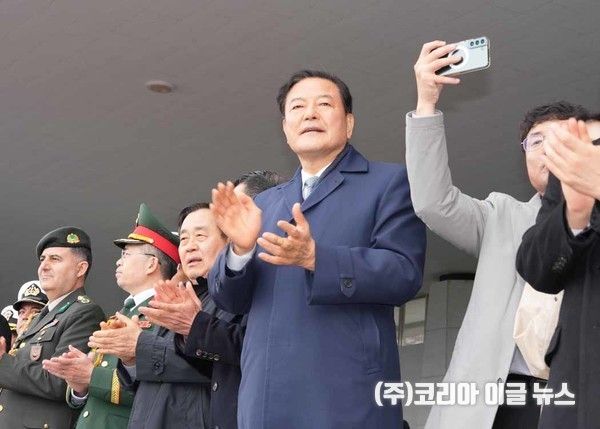 황기철 더불어민주당 진해지구 위원장(전 해군참모총장)은 해군사관학교 제80기 졸업생도들의 분열을 관람하며 격려와 응원의 박수를 보내고 있다.(사진=김지율 보도국장기자)