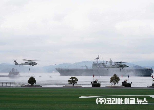 해군사관학교 제80기 졸업을 축하하기 위해 해군 UDT/SEAL 요원이 UH-60헬기에서 강하를 하고 있다.(사진=김지율 보도국장기자)