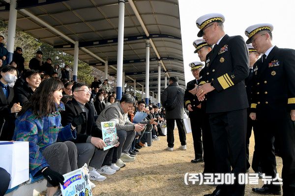 수료식에 앞서 강정호 해군교육사령관이 부대를 방문한 가족들과 인사를 나누고 있다.&nbsp; (사진/제공=해군교육사령부)