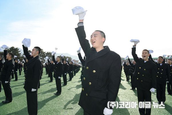 지휘관의 수료선언이 발표되자 721기 해군병들이 정모를 벗어 힘차게 흔들며 자축하고 있다.&nbsp; &nbsp; (사진/제공=해군교육사령부)