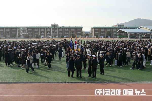 대한민국의 바다를 굳건히 지킬 해군병 721기 병사들에게 정모를 수여하고 있다. 부모님들이 아들에게 정모를 씌워주고 수료를 축하하고 있다.&nbsp;&nbsp; (사진/제공=해군교육사령부)