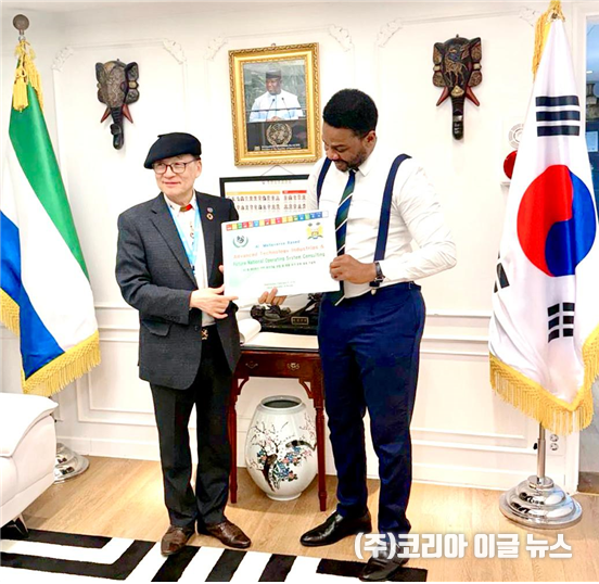 주한 시에라리온 대사관 회의 기념사진 / 이재학 WDF 의장과 주한 시에라리온 ‘폴 소바 마사쿠이’ 대사&nbsp;&nbsp;