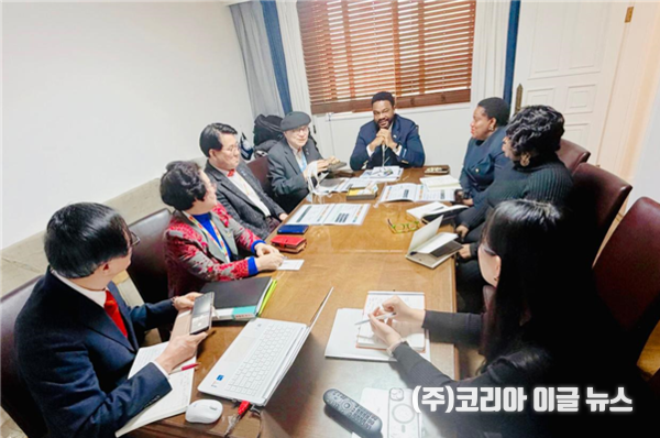 회의 모습 / 가운데 ‘폴 소바 마사쿠이’ 주한 시에라리온 대사, 왼편으로 이재학 WDF의장, 안두순 SDGIA/KSU 총장, 이향란 UN TAP총재. 조병현 WDF전략기획위원장