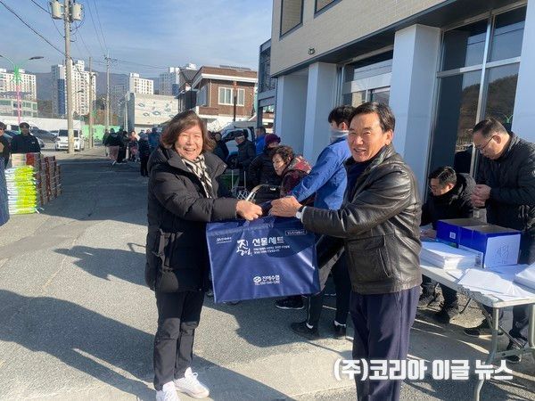 오른쪽 김일용 진해수협조합장이 조합원들에게&nbsp;현금 배당과 함께 복지 물품을 지급하고 있다.&nbsp; (사진/제공=진해수협)