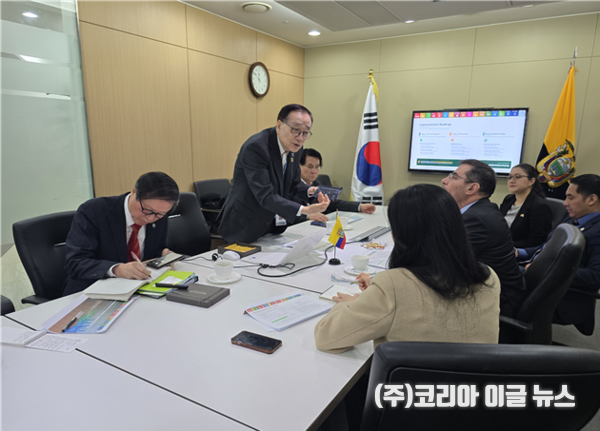 회의 모습, 이재학 의장이 트로야 수아레스 에콰도르 대사에게 메타시티를 설명하고 있는 모습