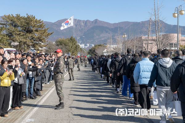 가족의 배웅을 받으며 신병교육대대로 이동하고 있는 해군병 722기.&nbsp;&nbsp;&nbsp;(사진/제공=해군교육사령부)