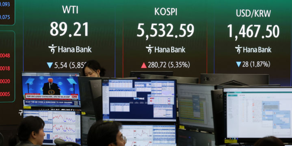 코스피가 전 거래일(5251.87)보다 280.72포인트(5.35%) 상승한 5532.59에 마감한 10일 오후 서울 중구 하나은행 딜링룸 전광판에 코스피 종가와 원·달러 환율, 서부텍사스산원유(WTI) 시세가 표시되는 가운데 도널드 트럼프 미 대통령의 뉴스가 나오고 있다. 뉴시스