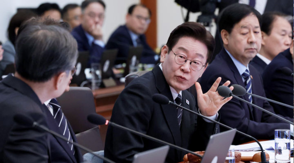 &nbsp;이재명 대통령이 10일 청와대에서 열린 국무회의에서 조현 외교부 장관에게 질문하고 있다. 뉴시스