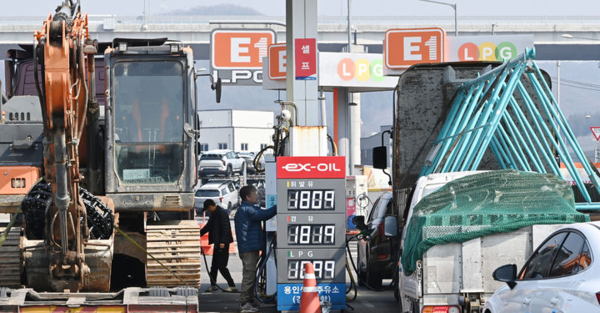 미국과 이스라엘의 이란 공습에 따른 중동 정세 불안 여파로 국내 주유소 기름값 상승세가 이어지고 있는 10일 경기 용인시 영동고속도로 용인휴계소 주유소에서 화물차 운전자들이 차량에 기름을 넣고 있다. 뉴시스