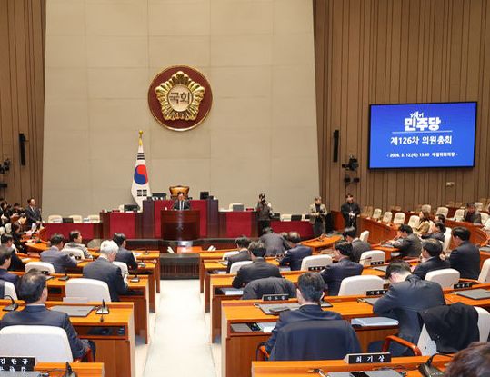 정청래 더불어민주당 대표가 12일 오후 서울 여의도 국회에서 열린 의원총회에서 발언을 하고 있다.뉴시스