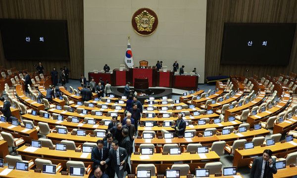 지난 1일 서울 여의도 국회에서 열린 제432회국회(임시회) 제8차 본회의에서 산회 후 더불어민주당 등 의원들이 회의장을 나서고 있다.뉴시스