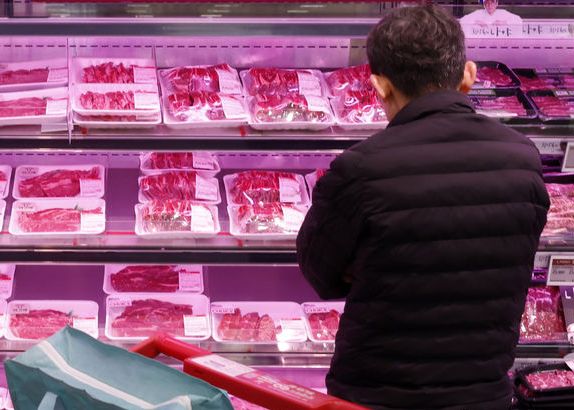 서울 시내 한 대형마트에서 한 시민이 장을 보고 있는 모습.뉴시스