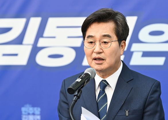 더불어민주당 경기도지사 경선에 나선 김동연 경기도지사가 12일 경기 안양시 안양역에서 출마 선언을 하고 있다.뉴시스