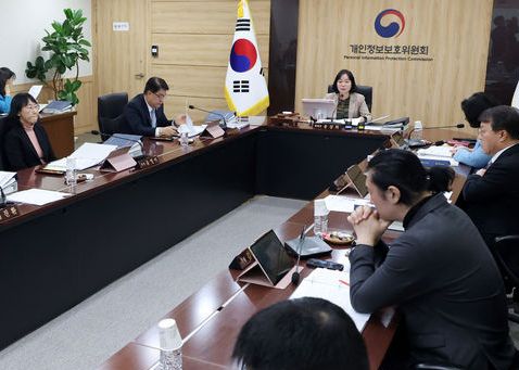 송경희 개인정보보호위원회 위원장이 11일 오후 서울 종로구 정부서울청사에서 열린 개인정보보호위원회 전체회의를 주재하고 있다.뉴시스