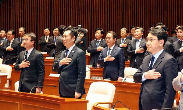 정청래 더불어민주당 대표와 한병도 원내대표를 비롯한 의원들이 지난 12일 오후 서울 여의도 국회에서 열린 의원총회에서 국민의례를 하고 있다. 왼쪽부터 한 원내대표, 정 대표, 천준호 원내운영수석부대표, 황명선 최고위원. 뉴시스