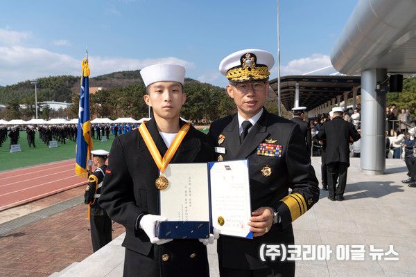 강정호(중장) 해군교육사령관이 5주간 군인기본자세, 기본군사교육 등 우수한 성적을 거둔 이진욱 이병에게 상장을 수여하고 있다.&nbsp; (사진=&nbsp;중사(진) 고명규)