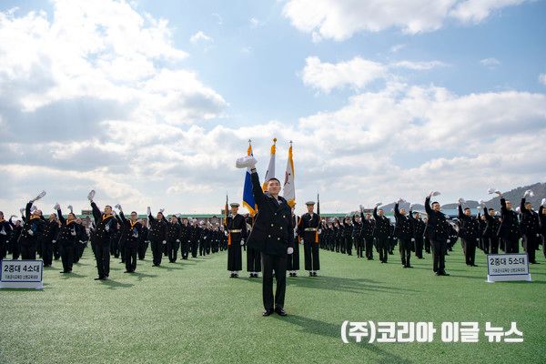 해군병 722기 병사들이 정모를 흔들며 수료를 축하하고 있다.