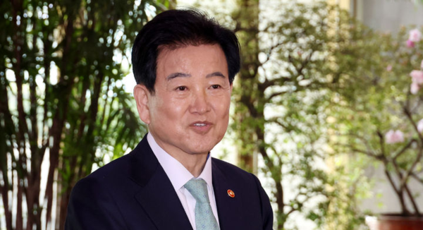 정동영 통일부 장관이 16일 오전 서울 종로구 정부서울청사로 들어서고 있다. 뉴시스