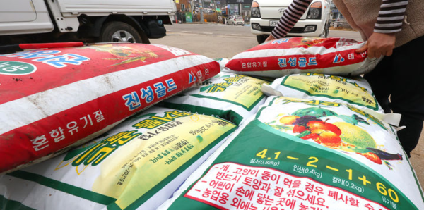 &nbsp;중동사태의 여파로 요소와 유황 등의 원자재 수급 불안으로 화학 비료 가격이 급등하는 가운데 11일 오후 인천 강화군의 한 농자재 상점에서 상인이 화학비료를 정리하고 있다. 뉴시스