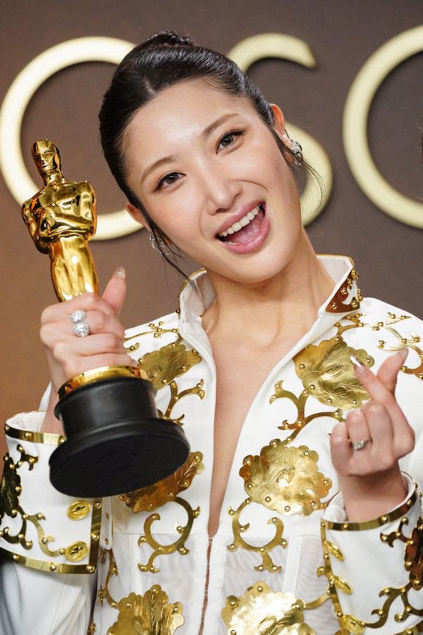 이재(EJAE)가 15일(현지 시간) 미 캘리포니아주 로스앤젤레스 돌비 극장에서 열린 제98회 아카데미 시상식에서 케이팝 데몬 헌터스(케데헌) OST '골든'으로 최우수 주제가상을 받은 뒤 프레스룸에서 포즈를 취하고 있다.뉴시스