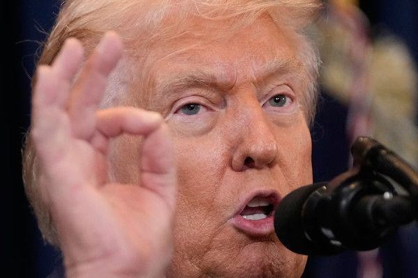 도널드 트럼프 미국 대통령이 지난 9일(현지 시간) 미국 플로리다주 도럴의 골프 리조트인 트럼프 내셔널 마이애미에서 기자회견을 하고 있다. 뉴시스