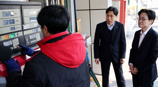 김정관 산업통상부 장관이 13일 오전 석유 최고가격제 관련 서울 마포구 SK에너지 직영 주유소를 방문하고 있다.뉴시스