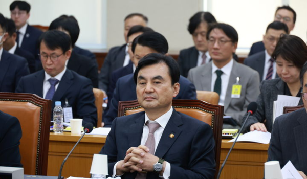 안규백 국방부 장관이 17일 서울 여의도 국회에서 열린 국방위원회 전체회의에서&nbsp; 생각에 잠겨 있다.&nbsp; 뉴시스