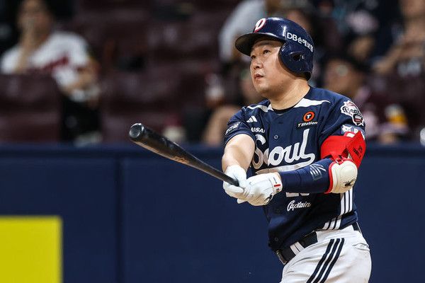 프로야구 두산 베어스 양의지가 8일 고척스카이돔에서 열린 2025 신한 쏠뱅크 KBO리그 키움 히어로즈와의 경기에서 홈런을 치고 있다. (사진=두산 베어스)