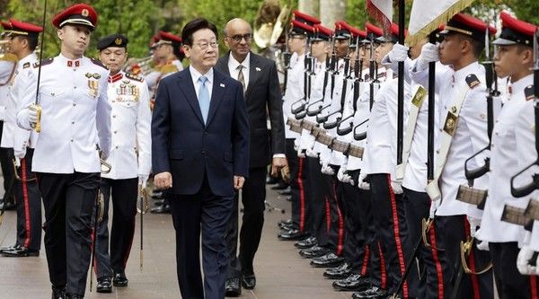 싱가포르를 국빈 방문 중인 이재명 대통령과 타르만 샨무가라트남 대통령이 2일(현지 시간) 싱가포르 외교부에서 열린 공식 환영식에서 의장대를 사열하고 있다. 뉴시스