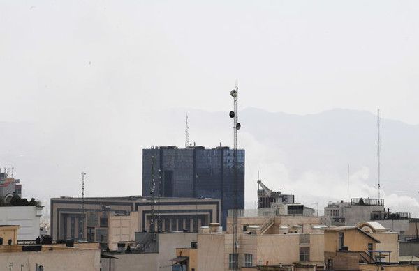 미국이 이란에 대해 군사공격을 강행한 가운데 28일 이란 테헤란 시내에서 짙은 연기가 피어오르고 있다.뉴시스