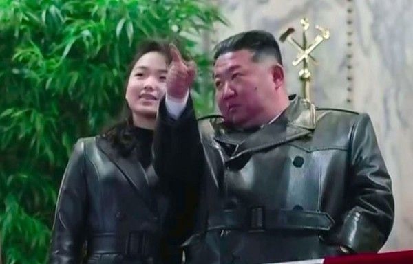 김정은 북한 국무위원장과 딸 김주애가 지난 25일 평양 김일성광장에서 열린 노동당 제9차 대회 기념 열병식에 참석했다고 북한 조선중앙TV가 26일 보도했다. 뉴시스