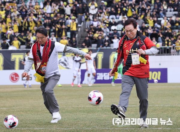 박완수 경남도지사가 시축을 하고 있다. (사진=경상남도)