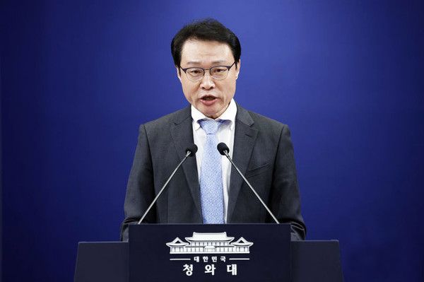 이규연 홍보소통수석이 18일 청와대에서 신임 정무수석에 홍익표 전 더불어민주당 원내대표 내정 발표를 하고 있다.뉴시스