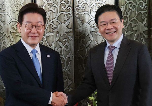 싱가포르를 국빈 방문 중인 이재명 대통령이 2일(현지 시간) 싱가포르 외교부에서 로렌스 웡 총리와 정상회담 기념촬영을 하고 있다. 뉴시스