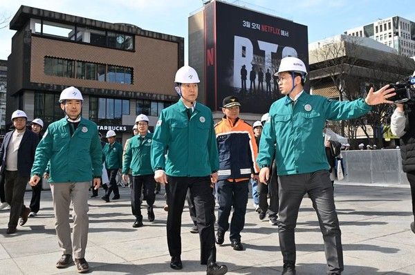 오세훈 서울시장이 지난 19일 오후 방탄소년단 컴백공연이 열릴 광화문광장을 찾아 안전시설 설치 현황, 군중 동선 등을 점검하고 하고 있는 모습. (사진=서울시)