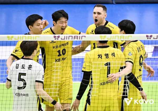 남자배구 KB손해보험이 18일 수원체육관에서 열린 진에어 2025~2026 V-리그 남자부 한국전력과의 경기에서 승리하며 봄 배구 진출을 확정지었다. (사진=KOVO)