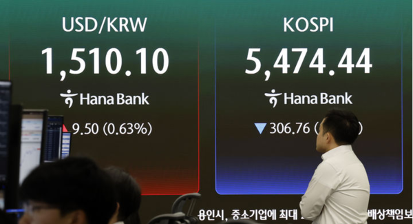 원·달러 환율은 전 거래일 주간거래 종가(1500.6원)보다 4.3원 오른 1504.9원에 개장한 23일 오전 서울 중구 하나은행 딜링룸 전광판에 지수가 표시 되고 있다. 뉴시스