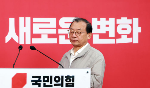 이정현 국민의힘 공천관리위원장이 지난 22일 서울 여의도 당사에서 대구시장 경선후보 관련 브리핑을 하기 위해 연단으로 향하고 있다.&nbsp; 뉴시스