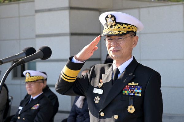 &nbsp;제34대 해군작전사령관 취임식이 열린 18일 부산 남구 해군작전사령부 연병장에서 김경률(오른쪽) 신임 해군작전사령관이 거수경례를 하고 있다. (사진=해군작전사 제공)&nbsp;