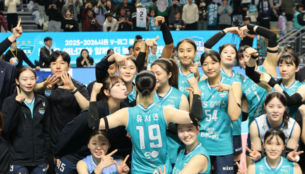 &nbsp;18일 서울 중구 장충체육관에서 열린 2025-2026 V-리그 여자부 현대건설 힐스테이트 배구단과 GS칼텍스 서울KIXX의 경기, 세트스코어 3-0으로 승리하며 준플레이오프 진출을 확정지은 GS칼텍스 선수들이 기념촬영 하고 있다. 뉴시스