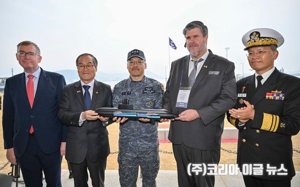 3월 25일(수) 경남 창원시 진해 군항에서 거행된 한국-캐나다 연합협력훈련 환송행사에서 곽광섭(중장) 해군참모차장(오른쪽에서 첫 번째) 필립 라포르튠(Philippe Lafortune) 주한캐나다대사(오른쪽에서 두 번째),&nbsp; 이병일(대령) 도산안창호함장(가운데. 오른쪽에서 세번째)이 해수 캡슐을 전달받고 기념사진을 촬영하고 있다.&nbsp; (사진=해군)