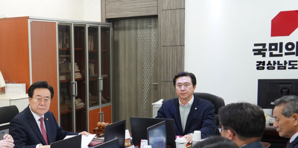 지난 13일 국민의힘 경남도당 회의실에서 강민국(가운데) 도당 위원장이 제9회 전국동시지방선거 공천관리위원회 제1차 회의를 주재하고 있다.(사진=국민의힘 경남도당)